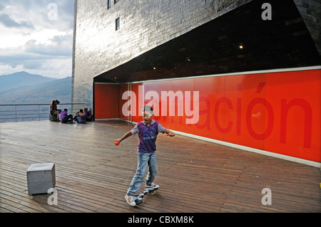 Biblioteca Moderna Biblioteca Espana in corrispondenza del gambale Comuna 13, Medellin, Colombia, America Latina e America del Sud Foto Stock