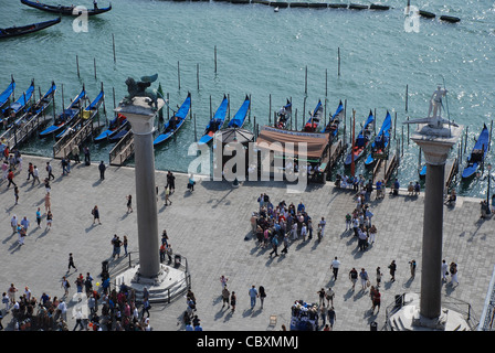 Vista da sopra le colonne di San Marco e di San Teodoro a Venezia Foto Stock