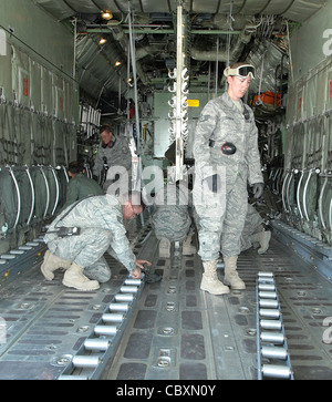 Gli aeristi del 506th Expeditionary Logistics Readiness Squadron assistono un aereo turco C-130 equipaggio preparare l'aereo per il trasporto dei pazienti 22 giugno presso la base aerea di Kirkuk, Iraq. Gli aerei statunitensi e turchi, i funzionari del Dipartimento di Stato degli Stati Uniti del Kirkuk Provincial Reconstruction Team e i soccorritori medici della Red Crescent Society turchi hanno contribuito a coordinare e facilitare un'evacuazione aeromedica per 11 vittime di un attentato suicida a camion nel giugno 20 nel distretto di Taza a sud della città di Kirkuk. Più di 80 persone sono state uccise e 250 feriti nell'esplosione. Foto Stock