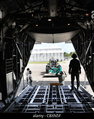 Gli aeristi dell'817° gruppo di risposta alle emergenze guidano un generatore su un C-130 Hercules della Guardia Nazionale aerea del North Carolina durante l'esercizio di vigilanza tenuto a Porto Rico dal 23 al 29 marzo. Durante l'esercizio di soccorso in caso di calamità, gli Airmen della 621esima Ala di risposta alle emergenze della McGuire Air Force base, N.J., hanno condotto un'operazione "hub-and-spoke" che ha fornito il movimento di passeggeri e carichi in quattro località intorno all'isola. L'817 CRG fa parte del 621st CRW. Foto Stock