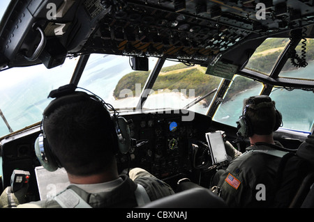 Due piloti della Guardia Nazionale aerea del North Carolina volano un C-130 Hercules sull'isola di Puerto Rico come parte della missione hub-and-spoke eseguita da Airmen dalla 621a Ala di risposta di contingenza alla base dell'aeronautica McGuire, N.J., durante l'esercizio di Guardia vigilante che si è tenuto dal 23 al 29 marzo. L'esercizio di soccorso in caso di disastri su larga scala ha incorporato le agenzie portoricane e federali e più di 80 CRW Airmen sparsi in cinque sedi a Porto Rico. Foto Stock