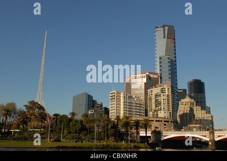 Guardando verso Southbank e Eureka Tower da Birrarung Marr Park nel centro di Melbourne, capitale di Victoria, Australia Foto Stock