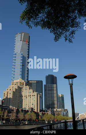 Guardando dal CBD attraverso il fiume Yarra da Southbank con Eureka Tower di Melbourne, capitale di Victoria, Australia Foto Stock