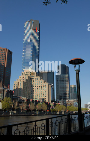 Guardando dal CBD attraverso il fiume Yarra da Southbank con Eureka Tower di Melbourne, capitale di Victoria, Australia Foto Stock