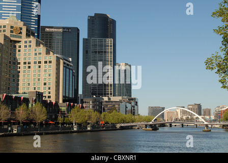 Skyline di Southbank con Eureka Tower e sul fiume Yarra nel centro di Melbourne, capitale di Victoria, Australia Foto Stock