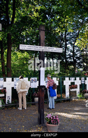 Croci in memoria delle vittime al muro di Berlino vicino alla Porta di Brandeburgo a Berlino. Foto Stock