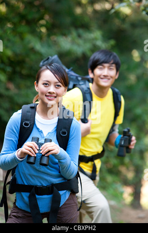 Giovani fare escursioni in montagna Foto Stock