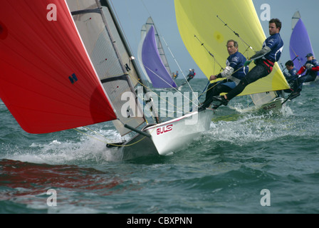 Un equipaggio vele loro RS 500 precedendo la flotta durante una classe nazionale evento off Hayling Island in Inghilterra Foto Stock