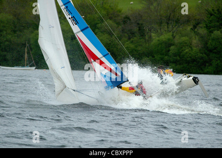 Un catamarano ad alta velocità poli del passo e si blocca nel vento ad alta velocità su Bala Lake nel Galles del Nord Foto Stock