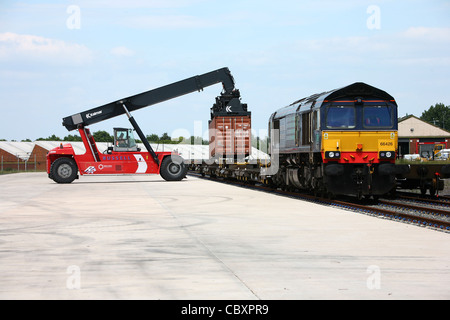 Un trasporto ferroviario di merci contenitore viene caricato su un treno a Donnington del trasporto merci per ferrovia in cantiere Telford Inghilterra Foto Stock