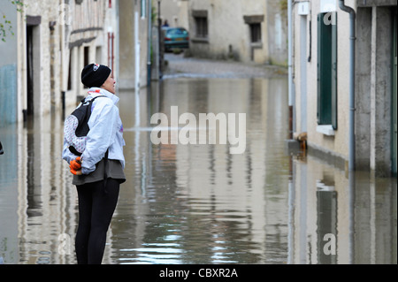 In aumento le acque di esondazione del quartiere medievale di Parthenay Deux-sevres Francia Foto Stock