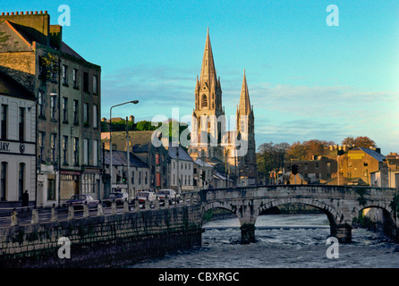 Fiume Lee e Saint Finbarre's Cathedral (Chiesa di Irlanda) completato nel 1879 in stile gotico in stile Revival, Cork, Irlanda Foto Stock