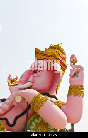 Il Dio della sapienza e la difficoltà di Ganesha statua in provincia Nakhonnayok, Thailandia Foto Stock