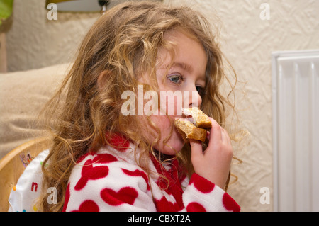 Bambino di 3 anni ragazza neonato Bambino mangiare un panino Foto Stock