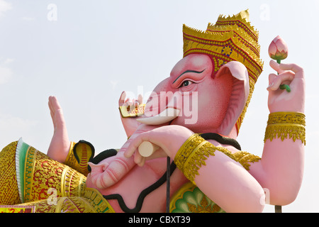 Il Dio della sapienza e la difficoltà di Ganesha statua in provincia Nakhonnayok, Thailandia Foto Stock