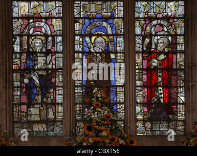 Un xv secolo vetrata raffigurante Ss Tommaso, Bartolomeo e Matteo, Santa Maria Vergine Chiesa, Nettlestead, Kent Foto Stock