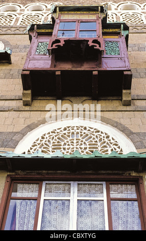 Una vista da sotto di una Mashrabiya o Shanasheel a Sana'a, Yemen Foto Stock