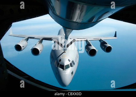 Una 909a Stratotanker di rifornimento aereo Squadron KC-135 dalla base aerea di Kadena, Okinawa, rifornisce una C-17 Globemaster III Luglio 15 dalla base dell'aeronautica di Hickam, Hawaii. Talisman Sabre 2009 è un posto di comando bilaterale e un esercizio di formazione sul campo tra le forze statunitensi e australiane che si è concluso il 25 luglio. L'esercizio di due settimane, tenuto congiuntamente dal comando del Pacifico degli Stati Uniti e dalla forza di difesa australiana, si è concentrato sulla pianificazione delle azioni di crisi e sull'esecuzione delle operazioni di risposta alle emergenze. Foto Stock