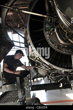 Ron Lucas lavora per la sostituzione di un motore per un C-17 Globemaster III durante un controllo della stazione di casa 9 giugno presso la base dell'aeronautica di Altus, Okla. Lucas è un meccanico del motore a reazione della 97a direzione manutenzione C-17. ( Foto Stock