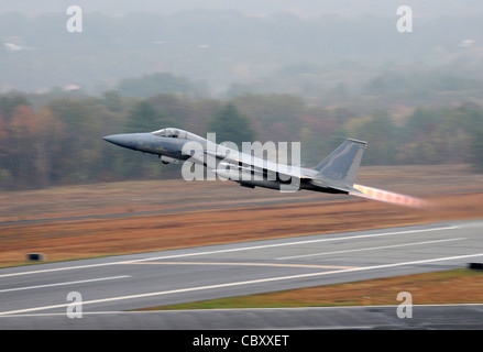 Un Aquila F-15 decolli dalla base della Guardia Nazionale aerea di Barnes, Mass., mentre partecipa ad una missione di addestramento 21 ottobre 2010. La 104th Fighter Wing della Guardia Nazionale aerea del Massachusetts fornisce supporto per la sovranità aerea, proteggendo il nordest degli Stati Uniti. Foto Stock