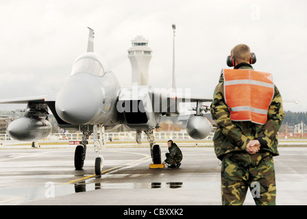 Due oregon Air National Guard f-15 Eagles, sotto la direzione di North American Aerospace Defense command, intercettati hawaiian volo aereo 39 gen. 6,2009 in prossimità di Portland, minerale. Foto Stock