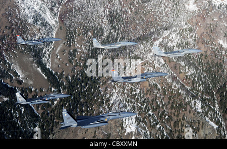 Una formazione a sei navi di Aquila F-15C e Aquile F-15E Strike dalla 366th Fighter Wing alla base dell'aeronautica di Mountain Home, Idaho, sorvola le vicine montagne Sawtooth 13 ottobre 2009. Foto Stock