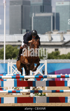 Pilota al Show Jumping al Greenwich Park evento equestre per "di Londra" prepara una serie di eventi Foto Stock