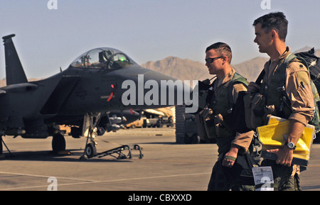 Christopher Didier (a destra), pilota del F-15E con il 336° Squadrone Expeditionary Fighter a Bagram Airfield, Afghanistan, e il capitano Thomas Veilleuxwalk, un operatore del sistema di armi F-15E, lascia la linea di volo dopo aver completato una missione di sostegno aereo a distanza ravvicinata il 9 giugno. A maggio, gli equipaggi del 336th EFS e del 74th EFS, che volano A-10 Thunderbolt IIS, hanno registrato un totale di oltre 5,000 ore di volo di combattimento sull'Afghanistan. Gli aerei qui assegnati forniscono supporto in aria stretta e intelligence, sorveglianza e ricognizione aerea per le truppe di terra americane e di coalizione. Foto Stock