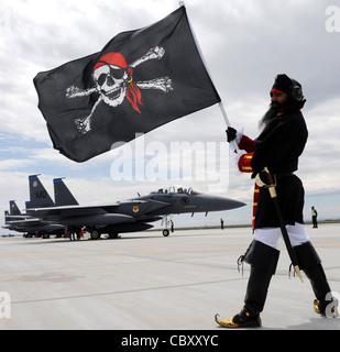 La mascotte 'Buccaneer' del 428° Fighter Squadron vola la bandiera davanti a tre aerei da combattimento F-15SG appartenenti all'aeronautica della Repubblica di Singapore il 6 maggio presso la base dell'aeronautica militare Mountain Home, Idaho. Lo squadrone si attiverà qui il 18 maggio come parte di una lunga partnership con l'Aeronautica militare per addestrare gli equipaggi RSAF. Foto Stock