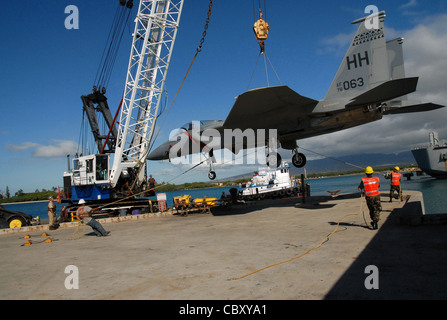 Alla base dell'aeronautica di Hickam, un'aquila F-15A dalla Guardia nazionale dell'aria delle Hawaii è stata issata su una chiatta il 26 agosto, che si sposta verso il Pacific Aviation Museum Pearl Harbor. La storia del combattente è stata la "ammiraglia alare" della 49a Ala Tactical Fighter alla base dell'aeronautica di Holloman, N.M. Foto Stock