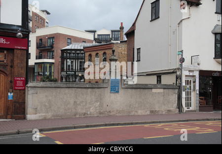 Clattern ponte sopra il fiume Hogsmill a Kingston upon Thames, London, Regno Unito. Foto Stock