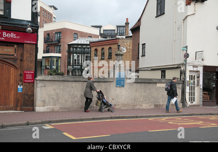 Clattern ponte sopra il fiume Hogsmill a Kingston upon Thames, London, Regno Unito. Foto Stock