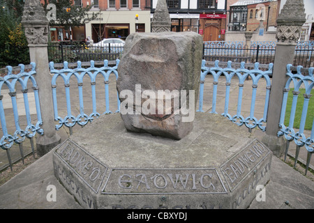 La pietra di incoronazione a Kingston Upon Thames, Surrey, Regno Unito. Foto Stock