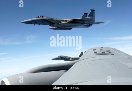 Un'aquila F-15 vola accanto a uno Stratotanker KC-135 durante l'esercizio Valiant Shield 9 agosto presso la base dell'aeronautica Andersen, Guam. La F-15 è stata la 44° squadra di caccia della base aerea di Kadena, Giappone, e la KC-135 è stata la New Hampshire Air National Guard. Durante l'esercizio, gli aerei e gli Airmen delle basi stateside e Kadena AB comprenderanno parte di un'ala aerea di spedizione con sede presso l'Andersen AFB. Queste forze parteciperanno ad un addestramento congiunto integrato con le forze della Marina e della Guardia Costiera. Foto Stock