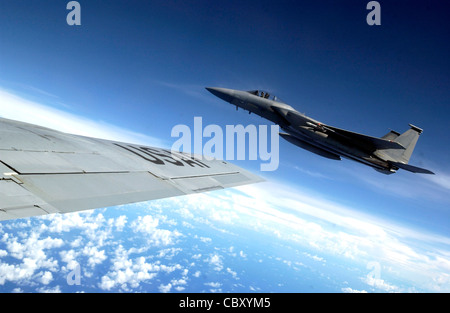 Un'aquila F-15 vola accanto a uno Stratotanker KC-135 durante l'esercizio Valiant Shield 9 agosto presso la base dell'aeronautica Andersen, Guam. La F-15 è stata la 44° squadra di caccia della base aerea di Kadena, Giappone, e la KC-135 è stata la New Hampshire Air National Guard. Durante l'esercizio, gli aerei e gli Airmen delle basi stateside e Kadena AB comprenderanno parte di un'ala aerea di spedizione con sede presso l'Andersen AFB. Queste forze parteciperanno ad un addestramento congiunto integrato con le forze della Marina e della Guardia Costiera. Foto Stock