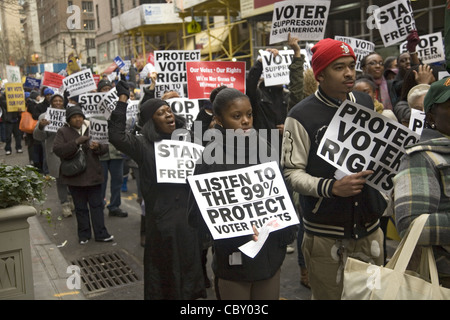 I membri dell'Unione, gli studenti e le minoranze a marzo di NYC e dimostrano contro i Koch Brothers l'influenza pagata sulla manipolazione dei diritti di voto negli Stati Uniti Foto Stock