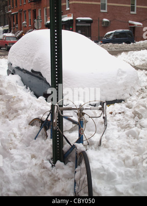 Noleggio auto e sepolto nella neve dopo la tempesta, Brooklyn, New York Foto Stock