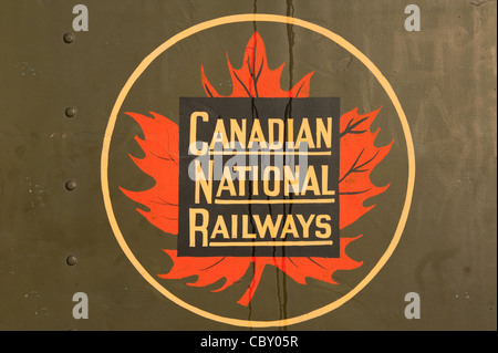 Un vintage e iconico Canadian National Railways logo su un treno auto al di fuori del Molo 21 sul lungomare di Halifax Foto Stock