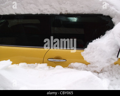 Auto sepolto sotto la neve dopo la tempesta di neve, Brooklyn, New York Foto Stock