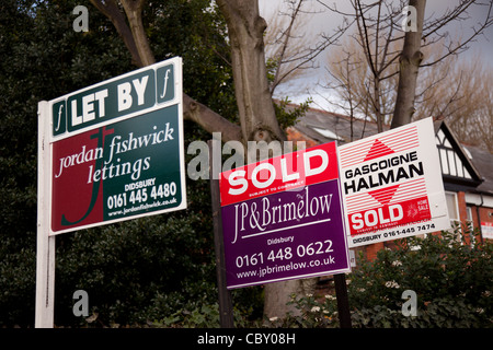 Case e appartamenti nella zona ovest di Didsbury, Manchester mostra segni venduti. Una possibile verso l'alto nel mercato immobiliare Foto Stock