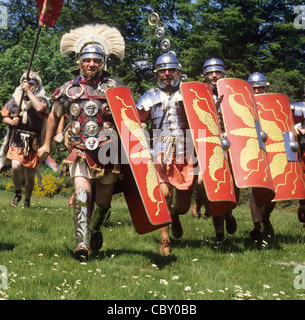 Rievocazione storica, soldati romani soldato centurioni centurion legion legioni legionario carica le protezioni dello schermo spada Foto Stock