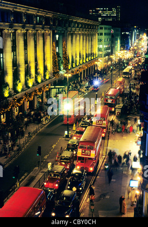 Oxford Street e Selfidges, le luci di Natale, Londra Inghilterra scena notturna bus rosso bus shop negozi di shopping shopper Foto Stock