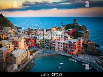 Serata a Vernazza marina. Vernazza è una piccola città in Italia del Parco Nazionale delle Cinque Terre. Foto Stock