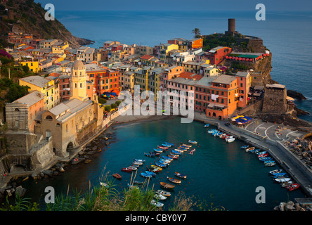 Nel tardo pomeriggio a Vernazza marina. Vernazza è una piccola città in Italia del Parco Nazionale delle Cinque Terre. Foto Stock