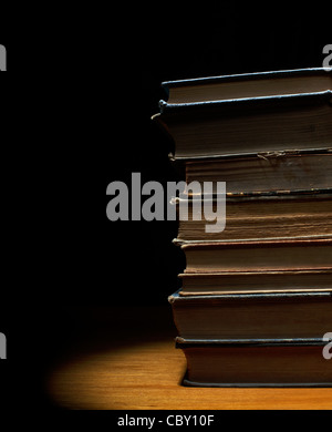 Pila di vecchi libri antichi Foto Stock