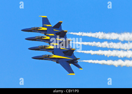 A chiudere la formazione di Boeing F18 Hornet della US Navy Blue Angels formazione aerobatic team Foto Stock