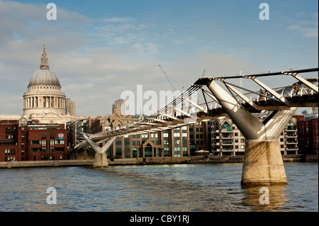La Cattedrale di St Paul e il Millennium Bridge sul fiume Tamigi, Londra. Foto Stock