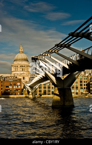 Cattedrale di St Paul e il ponte Millennium sul Tamigi, Londra. Sparato da sotto il ponte sulla riva sud del fiume. Foto Stock