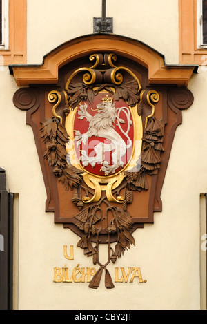 Praga, Repubblica Ceca. Casa tradizionale segno. Al Leone Bianco / U bileho Lva in Celetna Foto Stock