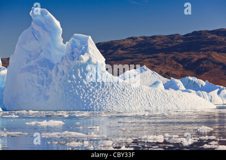 Crociera tra gli iceberg a Røde Ø, Scoresbysund, Groenlandia Foto Stock